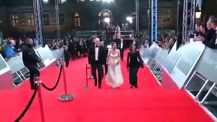 النجمات يواصلن احتفالهنّ بعد البافتا بالبذلات والفساتين الجريئة