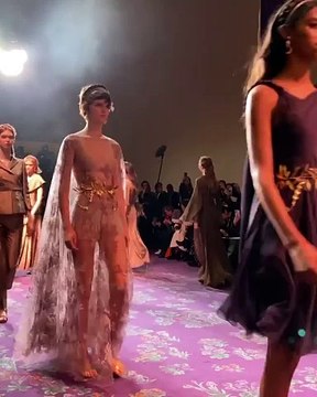 مجموعة ديور هوت كوتور تجيب عن السؤال الأزلي: ماذا لو حكمت النساء العالم