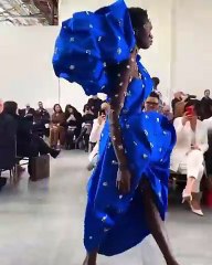 دانيال روزبيري ينجح في إعادة Schiaparelli إلى مكانتها الطبيعية في عالم الكوتور