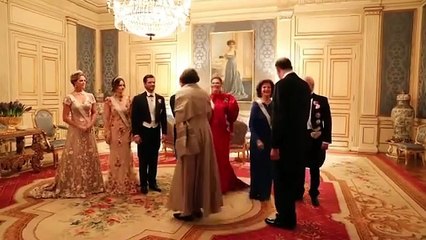 إطلالة مُحيّرة للأميرة فيكتوريا والأزهار تُزين فساتين الأميرات في مأدبة عشاء نوبل