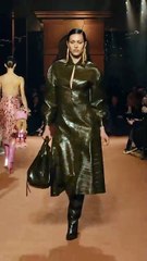 حقيبة الفرو الصناعي: الرهان الأكيد لموسم خريف وشتاء 2025-2026