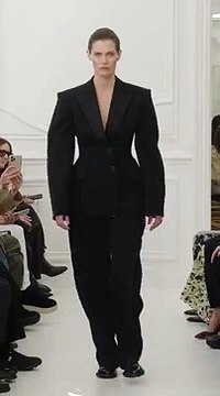 جرأة الثمانينيات ورومانسية الخمسينيات في أسبوع باريس للموضة خريف وشتاء 2025