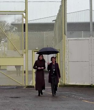 بإطلالة مونوكروم حمراء ومجوهرات الملكة إليزابيث .. كيت ميدلتون تواصل أنشطتها الملكية