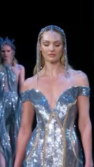 أربع أساسيات لإطلالة سهرة ناجحة في الأعياد: من فستان السهرة الفاخر إلى الإكسسوارات الباهرة