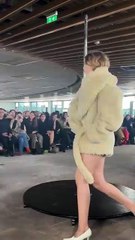 مزيج من المرح، الملابس الرسمية وفساتين السهرة في عرض ستيلا مكارتني الجديد