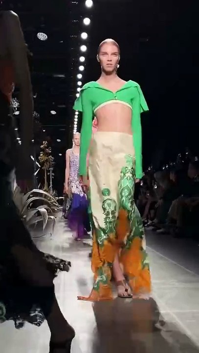 مجموعة Etro ربيع وصيف 2025: احتفال بالدورة الأب...