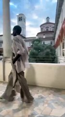 ألبيرتا فيريتي تدعونا لاستكشاف الأنوثة المرهفة بأسلوب عملي في مجموعتها لصيف 2025