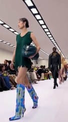فوضى إبداعية وأناقة متفرّدة في عرض Acne Studios لموسم ربيع/صيف 2025
