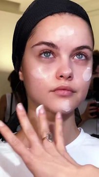 زهير مراد وشارلوت تلبوري يتعاونان في إطلالات جمالية مثيرة لعرض الهوت كوتور في باريس