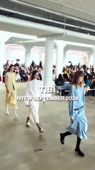 احتفال بالألوان الهادئة ومفهوم البساطة المترفة في عرض TIBI SS25