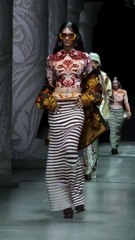 تنسيق النقوش غير المتطابقة طريقكِ نحو إطلالات فريدة من نوعها