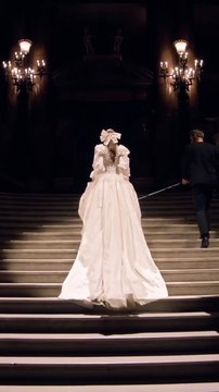 الغموض والترقّب يسيطران على عالم الموضة اليوم أكثر من أي وقت مضى