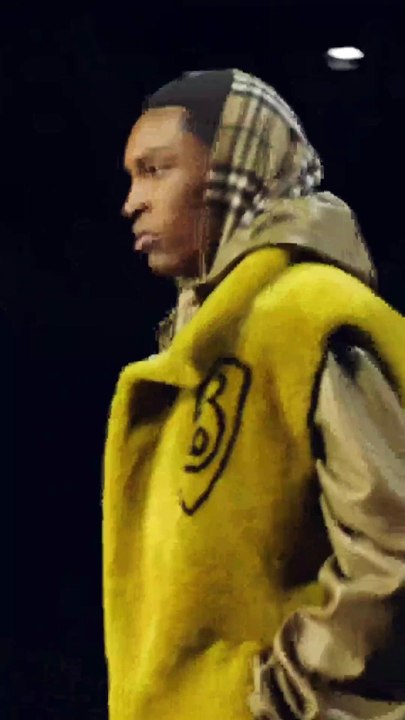 من سوبر موديل التسعينيات إلى عارضات الألفينيات... النوستالجيا تتحكم في عالم الموضة