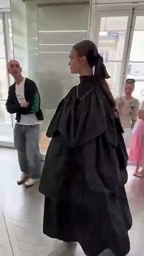 مع استعدادها لحقبة جديدة بعد فيارد: شانيل تبهرنا بعرض هوت كوتور مستوحى من عروض الأوبرا والباليه