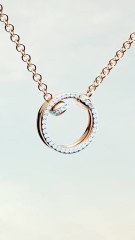 غموض الحب يتجسّد في مجوهرات متدلية ومتحركة من بوميلاتو