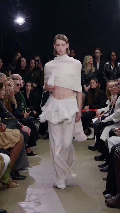 علامات الموضة تعود إلى الإطلالات البسيطة في أسبوع نيويورك للموضة