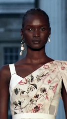 من عروض الموضة العالمية اخترنا لكِ أربعة ستايلات من الفساتين لعيد الفطر