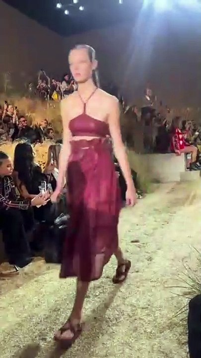 التجديد يجد طريقه في تصاميم Hermès مع الشورت وا...