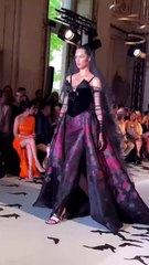 زهير مراد يأسرنا بعرض دراماتيكي مليء بأشكال الخفافيش والعناكب والطيور