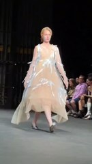 تشكيلة سيمون روشا لربيع 2024 تحتفي بالورود وعقد الفيونكا الأنثوية