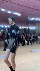 القصات المنحوتة والشراشيب تضفي المزيد من حيوية الشباب على عرض برادا