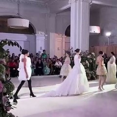 الزخارف البرّاقة ونقشات الورود تضفي طابعاً ملكياً على عرض Richard Quinn في لندن