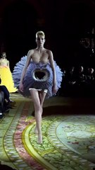 عروض هوت كوتور 2023 تتألق بأنوثة الكشكش والعقد والريش