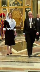 الملكة رانيا جعلتنا نقع في غرام الفستان الأحمر