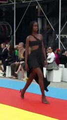 بدلات ربيع 2023: فضفاضة، من دون أكمام، وبأجمل ألوان الباستيل