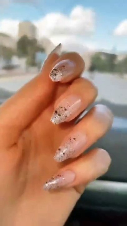 محررة الجمال في موقعنا تجيبك عن السؤال التالي: ما هي أكثر صيحات المناكير رواجاً هذا الصيف؟