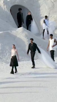 اللون الأبيض يكلّل لوكات Jacquemus المينيمالية لموسم خريف 2022