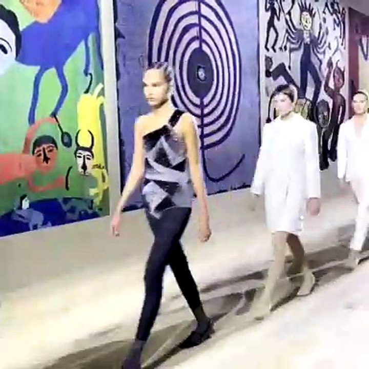 ماريا غراتسيا كيوري تعيد الاعتبار لصناعة الهوت...