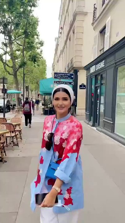 حقيبة اللون الأزرق، إضافة لا بدّ منها إلى إطلالتك في عيد الفطر