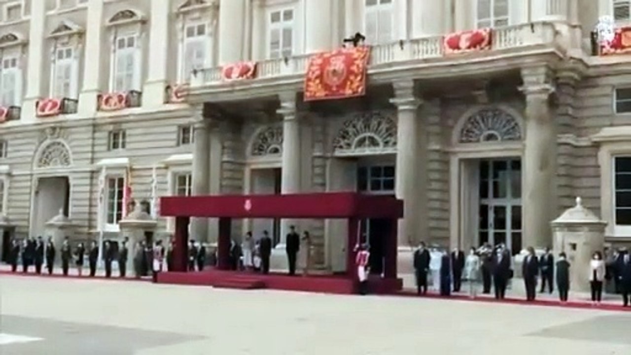 الفستان الأسود تتجنبه العائلة الملكية البريطانية وتتألق به الملكة ليتيزيا