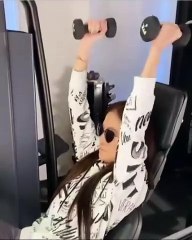 فيرا وانغ تُبهر الجميع في حفل عيد ميلادها الـ72