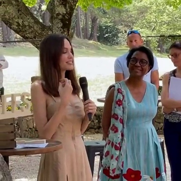 أنجلينا جولي تعتمد ثلاثة ألوان فقط في إطلالاتها الباريسية