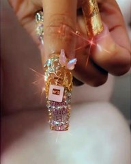 مناكير نيكي ميناج مغطاة بشعارات دور أزياء