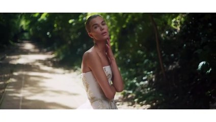 الأبيض والذهبي والعمارة الباروكية في تصاميم رامي العلي للموسم المقبل