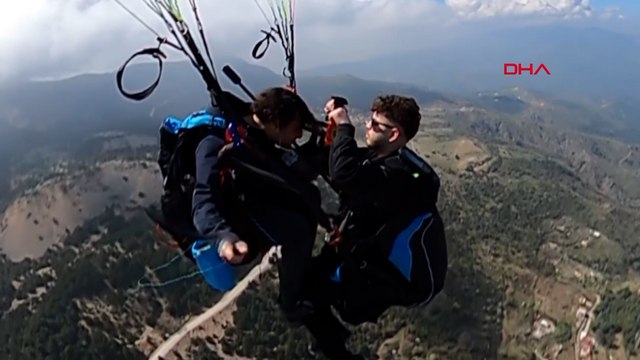 Yamaç paraşütüyle uçarken saç tıraşı yaptı