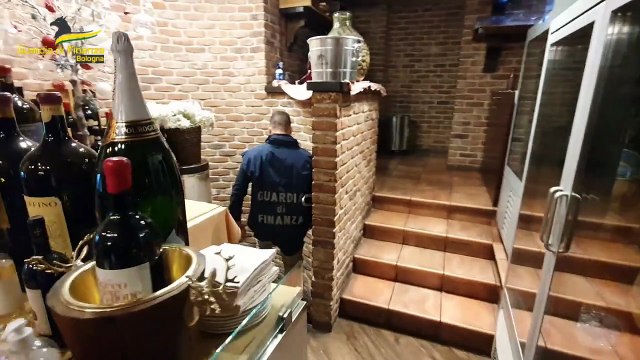 GDF BOLOGNA: IN COLLABORAZIONE CON ADM SCOPERTI IN AEROPORTO 108 KG DI TABACCHI LAVORATI ESTERI IN 10 OPERAZIONI. DENUNCIATI 2 PASSEGGERI. (07.04.25)