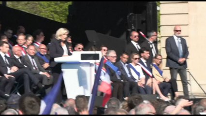 Parigi, Le Pen invita a una "resistenza pacifica e democratica"