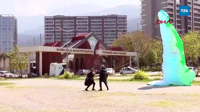 Yamaç paraşütüyle uçarken saç tıraşı yaptı
