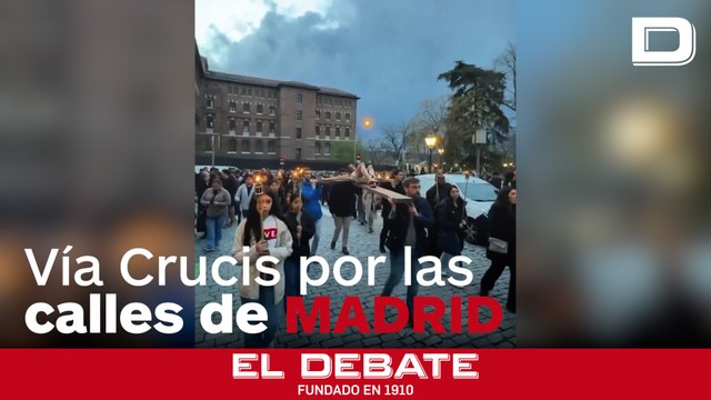 Así fue el Vía Crucis que recorrió las calles de Madrid acompañado por cientos de jóvenes