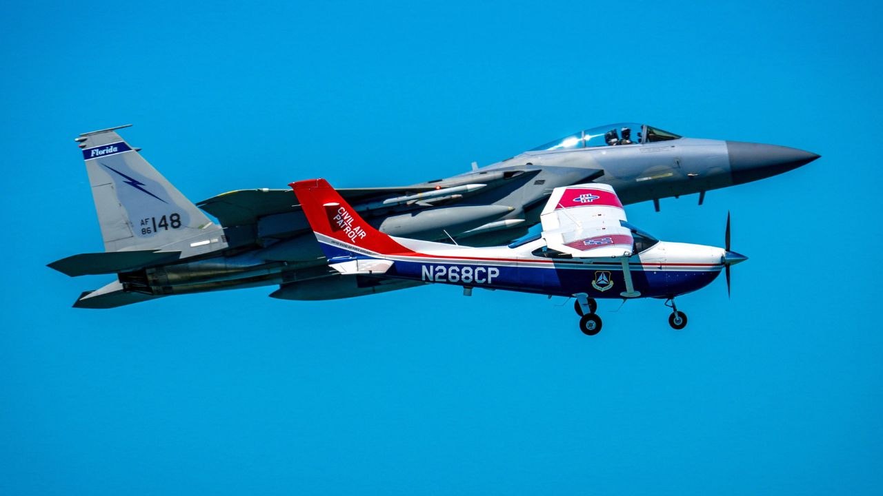 Dramatische Szenen beim Abfangen eines Kleinflugzeugs durch einen US F-15-Kampfjet