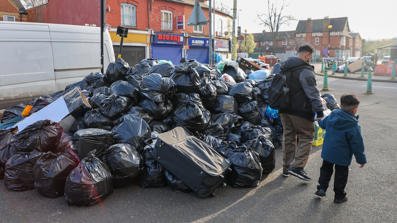 Eine britische Stadt verwandelt sich in ein "Kriegsgebiet", weil sich durch Müllstreiks 17.000 Tonnen Müll auftürmen