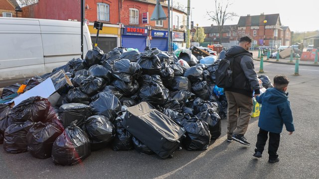 Eine britische Stadt verwandelt sich in ein Kriegsgebiet , weil sich durch Müllstreiks 17.000 Tonnen Müll auftürmen