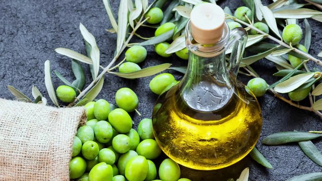 Quali sono i benefici di bere l'olio di oliva al mattino?
