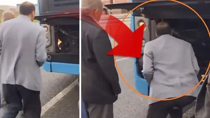 Otobüsün motor kısmındaki yangını üfleyerek söndürmeye çalıştı