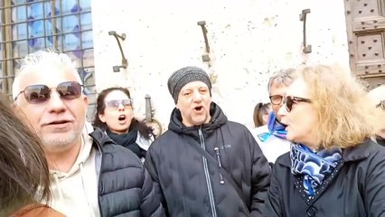 Siena, la sindaca Fabio intona la Verbena con i lavoratori della Beka