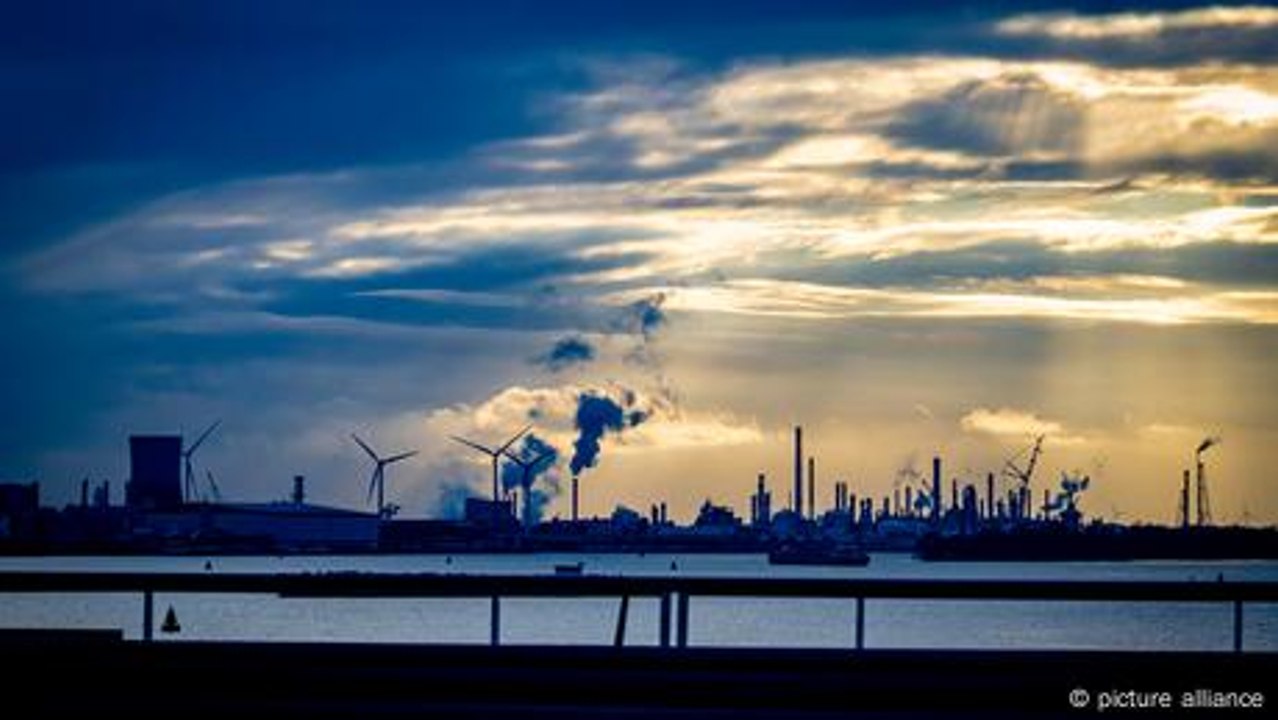 How does carbon dioxide cause global warming?